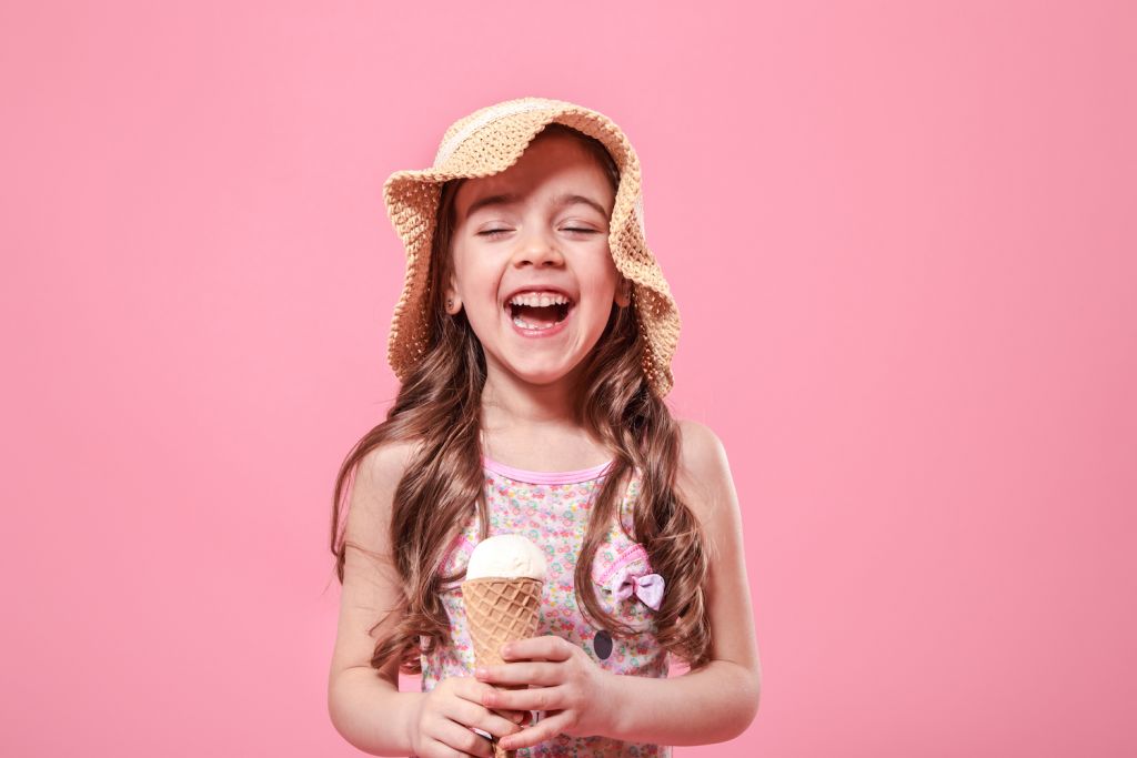 Bambina sorridente con gelato in mano